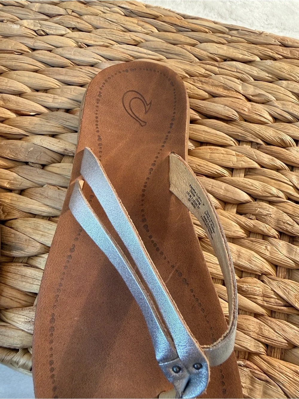 OluKai Kapahe Luana Metallic Leather Flip Flop Sandals Silver/Tan Women’s 7 EU 3